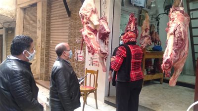 ضبط لحوم فاسدة وتحرير 11 محضر مخالفة في حملة رقابية بشرق الإسكندرية (صور)