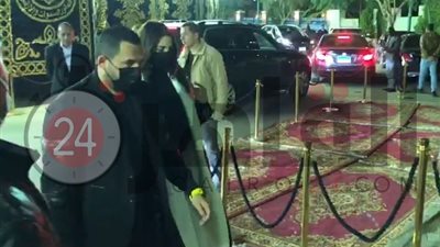 وصول درة وزوجها هاني سعد إلى عزاء محمد الصغير (فيديو)
