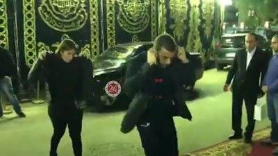 رامي صبري وزوجته في عزاء محمد الصغير (فيديو)