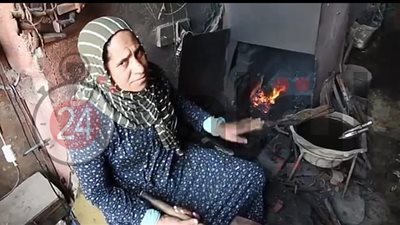 «لقمة عيش بين الحديد والنار».. أمل أول سيدة تعمل فى ورشة حدادة بالمنيا (صور)