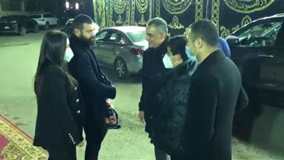 كندة علوش وعمرو يوسف يواسيان نجل أحمد السقا في عزاء جده