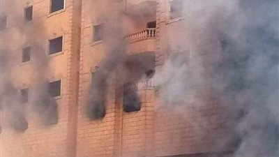 إنقاذ 15 أسرة وإصابة 3 من رجال المطافئ و20 سيارة إطفاء تحاول إخماد حريق مصنع أحذية بفيصل (صور)