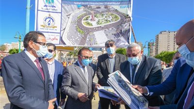 محافظ الإسكندرية يسلم 