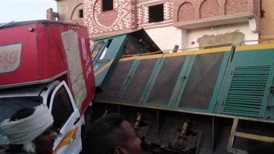 إصابة شخصين إثر اصطدام قطار الديكوفيل بسيارة نقل بأسوان 