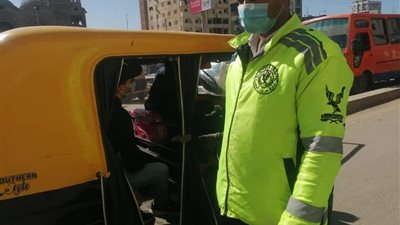 ضبط وتغريم 38 توك توك وتحرير 60 مخالفة ارتداء الكمامة بالبحيرة