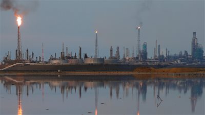 جولدمان ساكس: خفض إنتاج النفط يرفع الأسعار لمستويات 2019 عند 65 دولارًا للبرميل