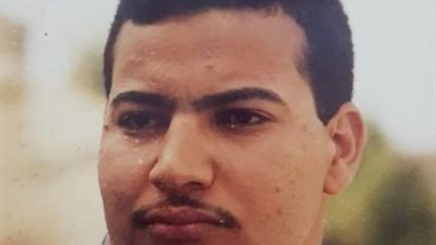 بيومي فؤاد يعيد ذكرياته بصورة من شبابه