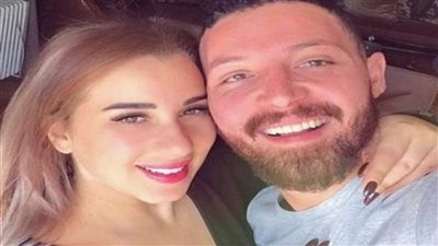 بصورة رومانسية..محمود حجازي يتغزل فى زوجته أسماء شريف منير