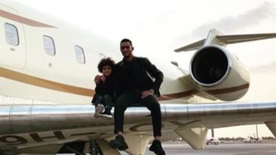 محمد رمضان يصل إلى مطار أسوان