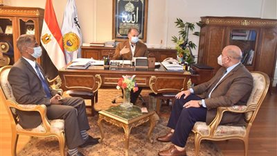 محافظ أسيوط ومسئولي جهاز التعمير يناقشون آليات تنفيذ المشروع القومي لتطوير الريف المصري في 149 قرية بالمحافظة