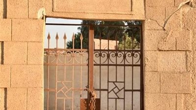 خبير أثري: هدم قرافة السيوطي طمسٌ للتاريخ والهوية.. واختفاء واجهة مدفن عالم أثري