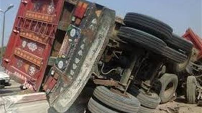 انقلاب مقطورة محملة بالأسمنت بكوبري حلوان الجديد