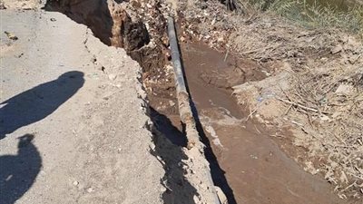 هبوط أرضي بطريق فرعي في سوهاج بسبب كسر خط مياه الشرب (صور)