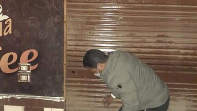 غلق وتشميع مقهى مخالف وتحرير 28 محضرًا لمخالفة الإجراءات الاحترازية بالمنيا (صور)