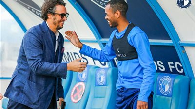 ممدوح عيد يستقبل دييجو رولان في أول مران له مع بيراميدز (صور)