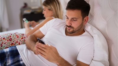 استشاري علاقات يكشف طريقة التغلب على الخرس الزوجي (فيديو)