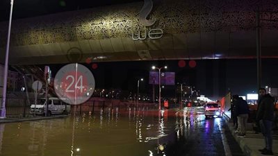 5 صور توضح الشلل المروري بسبب كسر ماسورة مياه في أكتوبر