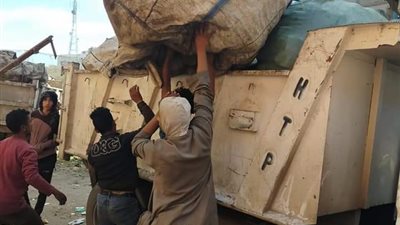 لخطورته على المنطقة.. إزالة مخزن خردة مخالف داخل الكتلة السكنية بدمياط (صور)