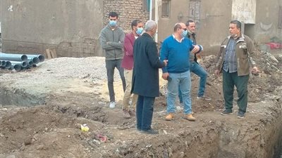 بعد شكاوى الأهالي من تآكل الجدران بشبين القناطر.. رئيس المدينة: تجديد شبكة المياه والصرف حفاظًا على المواطنين (صور) 