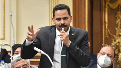 زعيم الأغلبية يكشف تعيينات بالإسكان مخالفة للقانون من عائلة نائب واحد