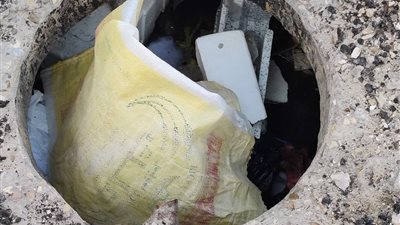 البالوعات المكشوفة تُهدد حياة المواطنين بدمياط الجديدة.. والأهالي: أطفالنا عرضة للموت (صور)