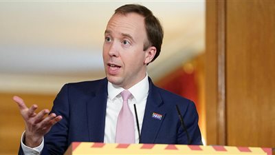 وزير الصحة البريطاني: لقاح أسترازينيكا يحمي من فيروس كورونا 12 أسبوعًا