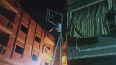 لعدم تكرار حوادث الماس الكهربائي.. بدء تشغيل الخلايا الضوئية لإنارة الأعمدة بدمياط