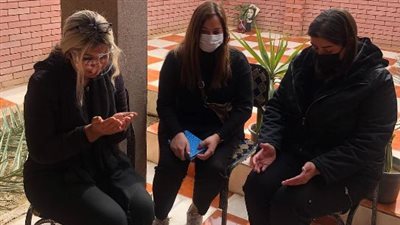 حفيدتا نادية لطفي يزوران قبر الراحلة في الذكرى الأولى لوفاتها (صور)