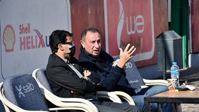 وزير الرياضة يجري اتصالاً هاتفياً بمحمود الخطيب ويطمئن على بعثة الأهلي في قطر