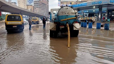 الدفع بمعدات لشفط مياه الأمطار بالمناطق الحيوية بالغربية.. ومصدر أمني: انسياب في الحركة المرورية 