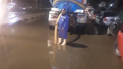 لتيسير  حركة المرور.. شفط مياه الأمطار بنفق كلية العلوم ببنها (صور) 