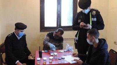 ضبط 5 سائقين يتعاطون المواد المخدرة على الطرق السريعة