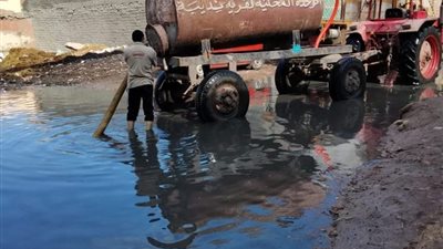 لليوم الثاني على التوالي.. كسح مياه الأمطار من قرى ومراكز البحيرة (صور)