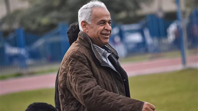 فرج عامر يحضر تدريبات سموحة قبل مواجهة إنبي بالدوري الممتاز