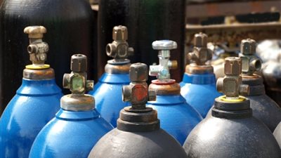 ضبط 23 أسطوانة غاز أكسجين مجهولة المصدر بالإسكندرية