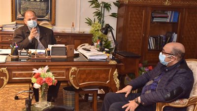 محافظ أسيوط يلتقي وكيل وزارة الصحة لمتابعة جاهزية المستشفيات وشبكات الأكسجين ومركز توزيع لقاح كورونا