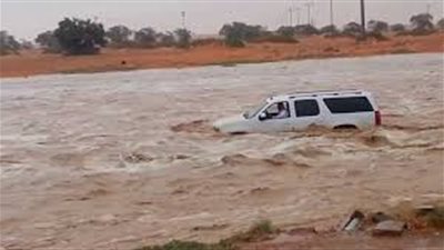 شاب سعودي ينقذ مُسنًا من الموت بعد غرق سيارته بسبب السيول (فيديو)