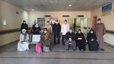 تعافي وخروج 5 حالات من مصابي كورونا بمستشفى قفط التعليمي