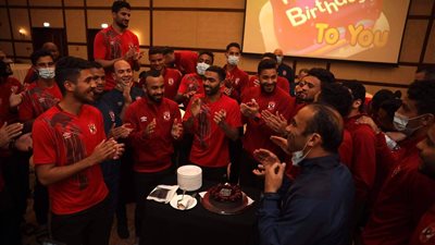 بعثة الأهلي تحتفل بعيد ميلاد طارق قنديل ومحمد شريف