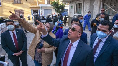محافظ الإسكندرية: تشكيل لجنة هندسية لمعاينة العقارات المحيطة بعقار كرموز المائل (صور)