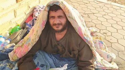 مأساة مشرد فاقد للأهلية يسكن فى الشارع بجوار معهد الأورام بالتجمع الأول (فيديو)
