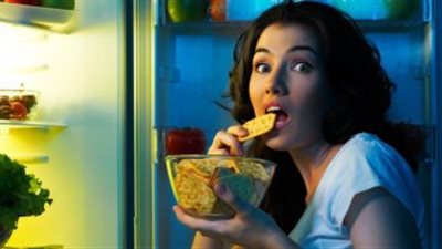 خبيرة تغذية تحذر من الأكل ليلاً: الغدة الدرقية الخاصة بالحرق تتوقف بعد السابعة مساءً  (فيديو)