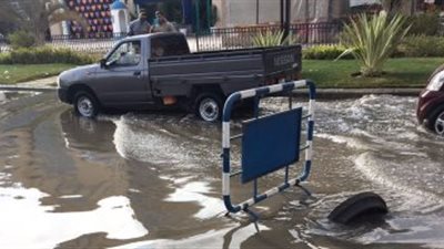 انفجار خط المياه الرئيسي بالعاشر من رمضان.. وتأخر الإصلاحات 10 ساعات