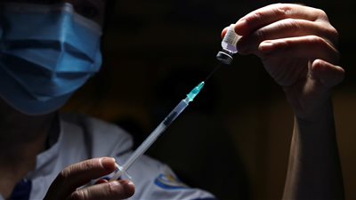 لقاح أسترازينيكا أقل فعالية ضد سلالة كورونا الجديدة بجنوب إفريقيا (دراسة)