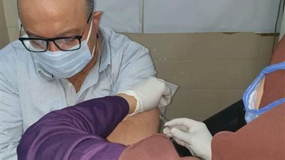 بدء تطعيم الأطقم الطبية بمستشفى بنها الجامعي ضد فيروس كورونا (صور) 