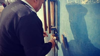 محافظ الجيزة: غلق وتشميع 83 منشأة صناعية ومخازن داخل كتل سكنية (صور)