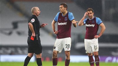 الاتحاد الإنجليزي يقرر إلغاء البطاقة الحمراء للاعـب وست هام