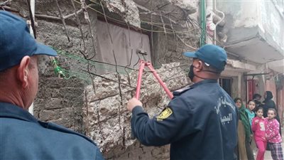 بعد انهيار شرفته.. عرض عقار دمنهور على لجنة الإنشاءات الآيلة للسقوط لبيان مدى حالته (صور)