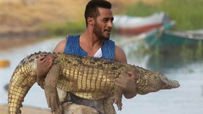 محمد رمضان يحمل تمساحًا في كواليس 