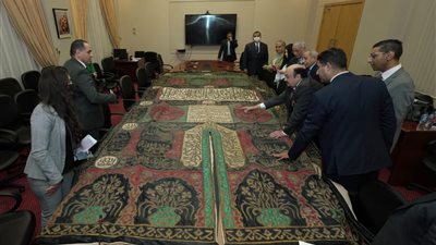إهداء العربية للعلوم والتكنولوجيا بالإسكندرية قطعة من كسوة الكعبة عمرها 171 عامًا (صور)